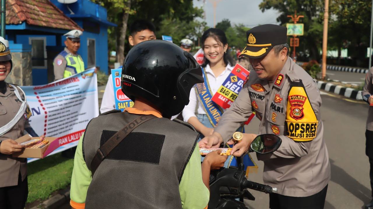 Momen Valentine bertepatan Operasi Keselamatan Musi 2025, Kapolres Muba bagikan Cokelat 