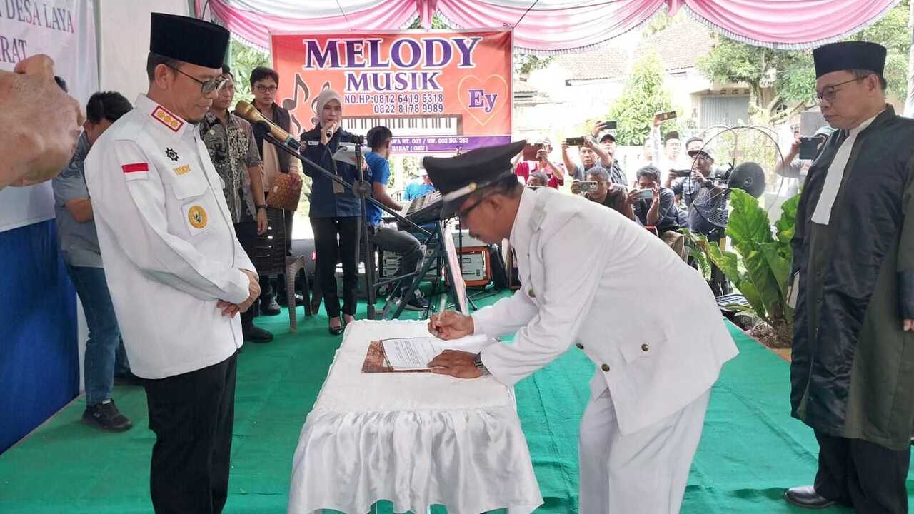 Bupati OKU Teddy Meilwansyah Lantik Komarudin Sebagai PAW Kades Laya