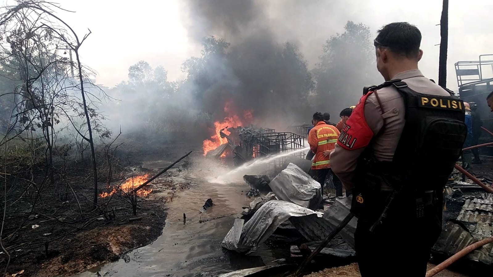 Diduga Ilegal! Gudang Minyak di Ogan Ilir Terbakar, Polisi Enggan Bicara