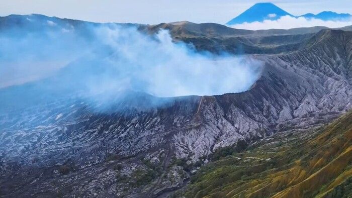 Kondisi Terkini Gunung Bromo Pascaheboh Foto Praweding, Angin Kencang dan Vegetasi Kering Jadi Kendala Pemadam
