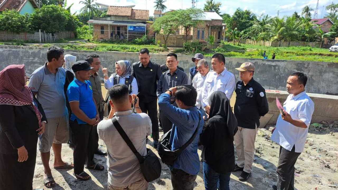 Tanggapi Keluhan Masyarakat, Komisi III DPRD Prabumulih Sidak Proyek Normalisasi dan Pembangunan Talud Sungai 