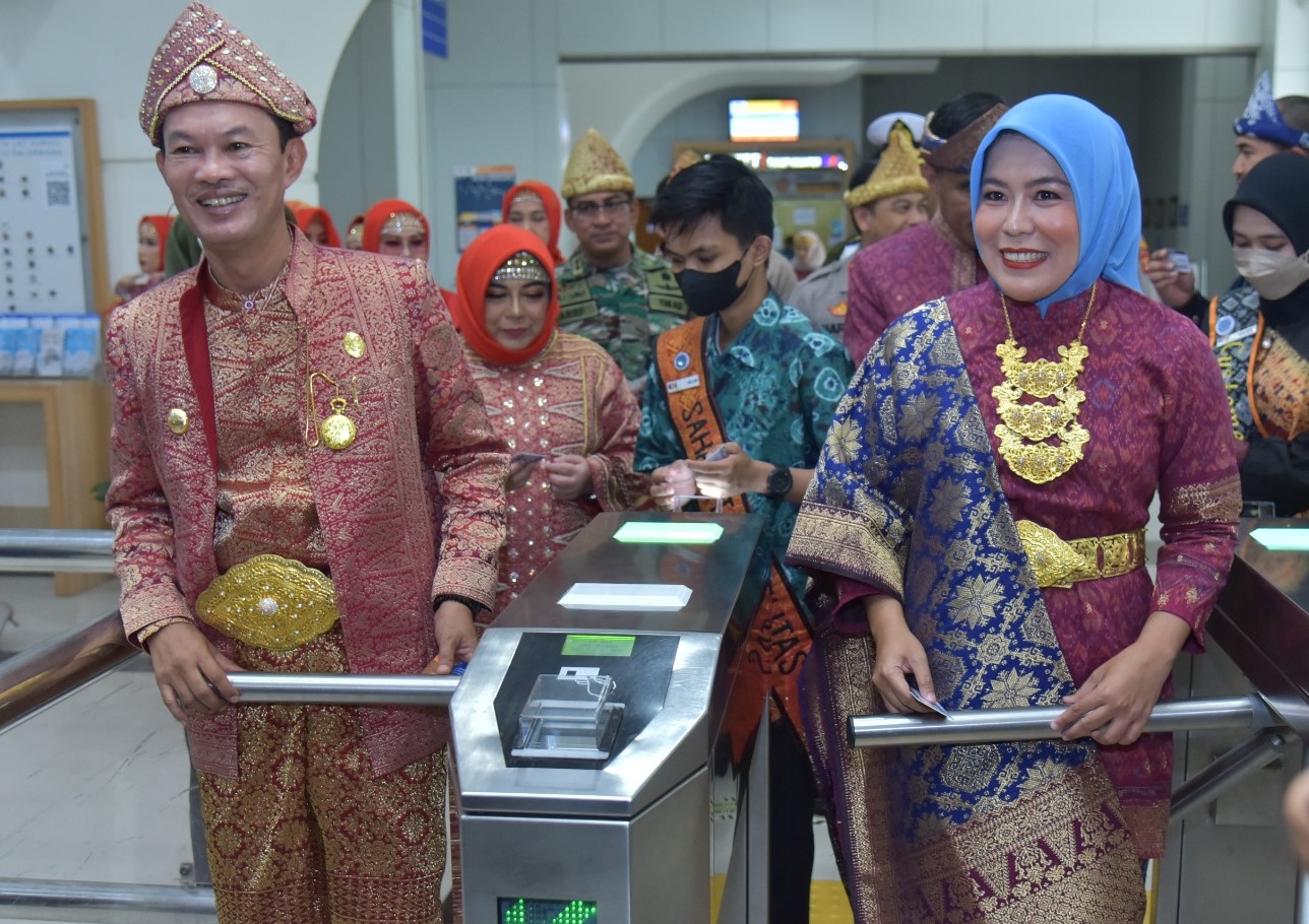 Pakai Baju Adat Palembang, Walikota Palembang Harnojoyo dan Wawako Fitrianti Agustinda Naik LRT..