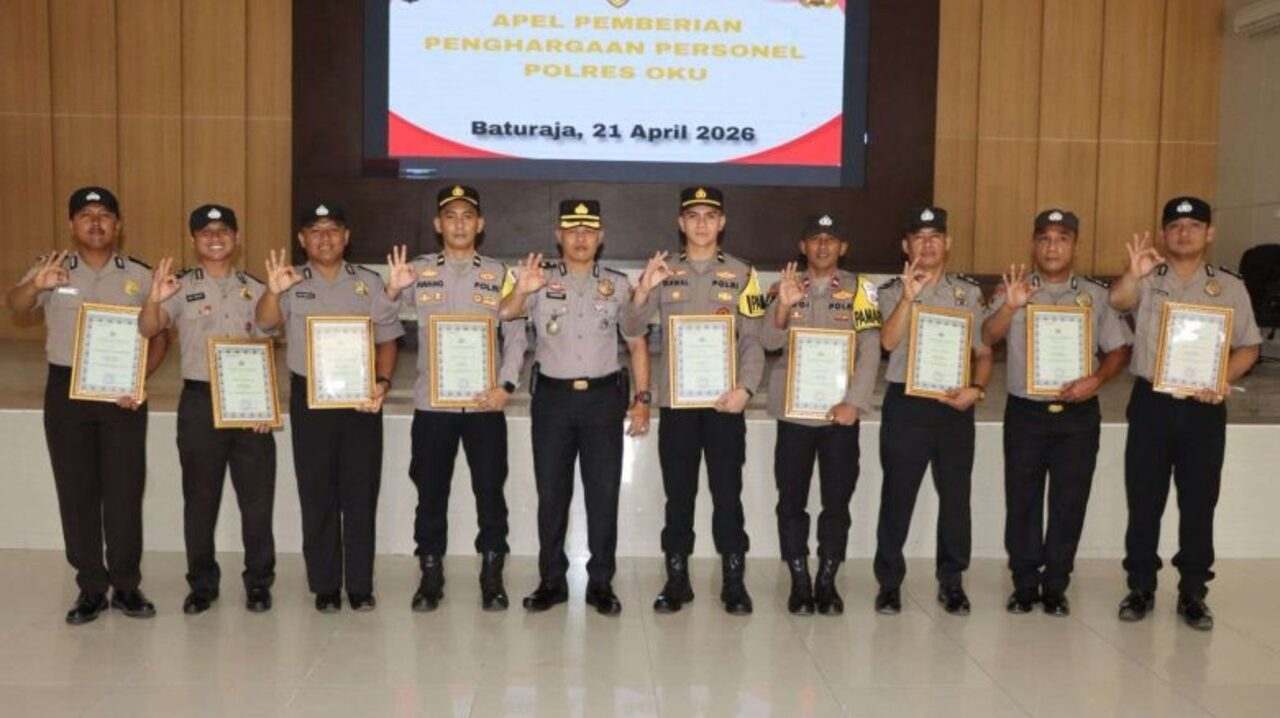 Kapolres OKU Beri Penghargaan Anggota Berprestasi