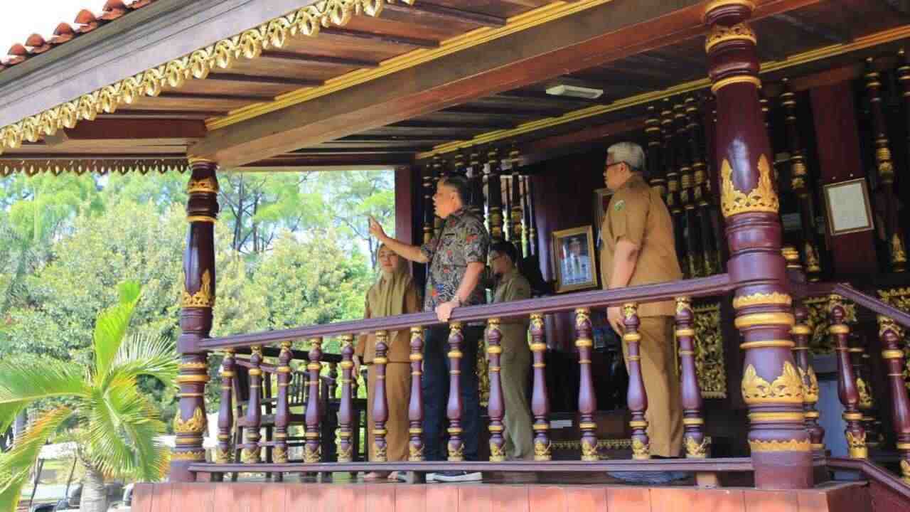 Wagub Sumsel Cik Ujang Tinjau Anjungan Sumsel di TMII, Tegaskan Komitmen Lestarikan Budaya Daerah