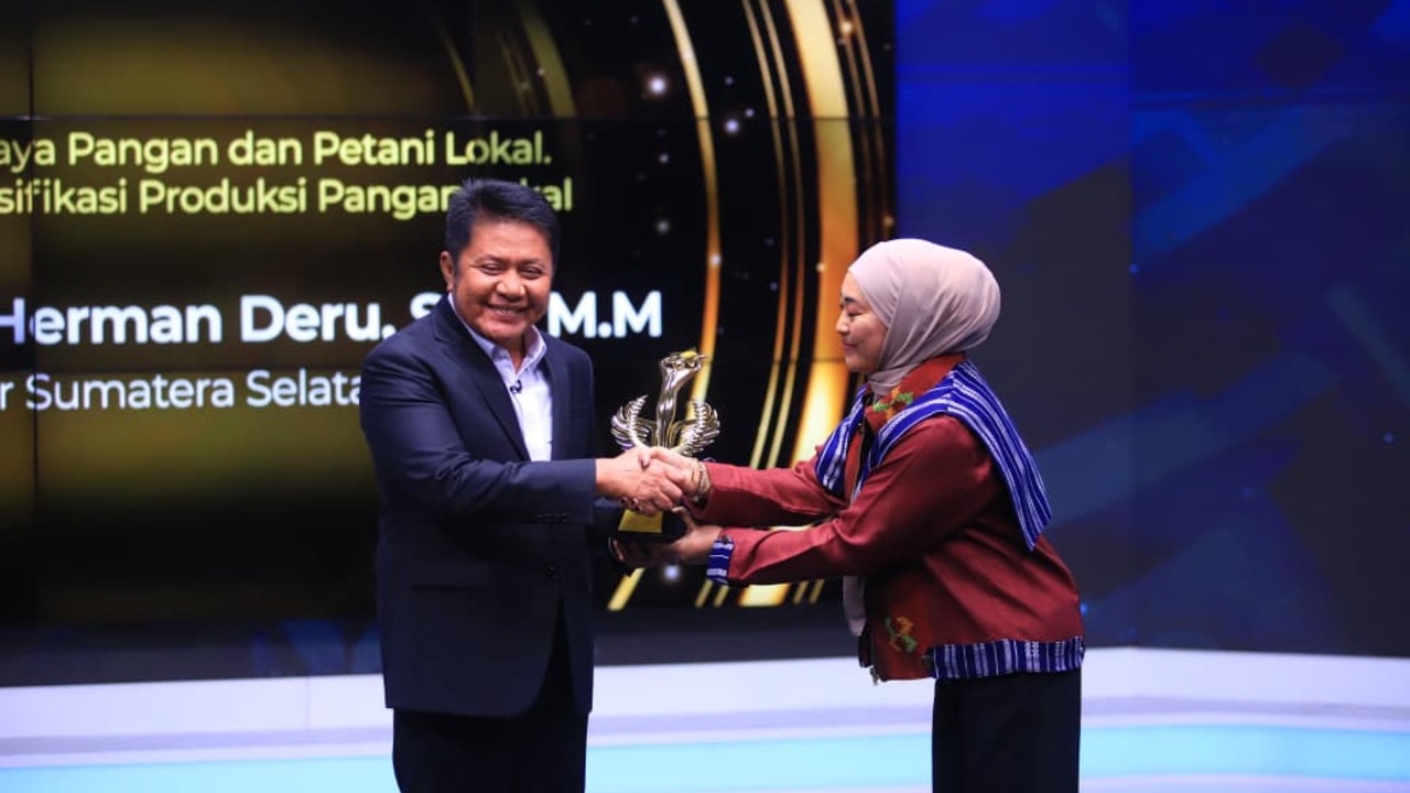 Dari GSMP hingga Lonjakan Produksi Padi, Ini Alasan Herman Deru Dinobatkan People of The Year 2025.