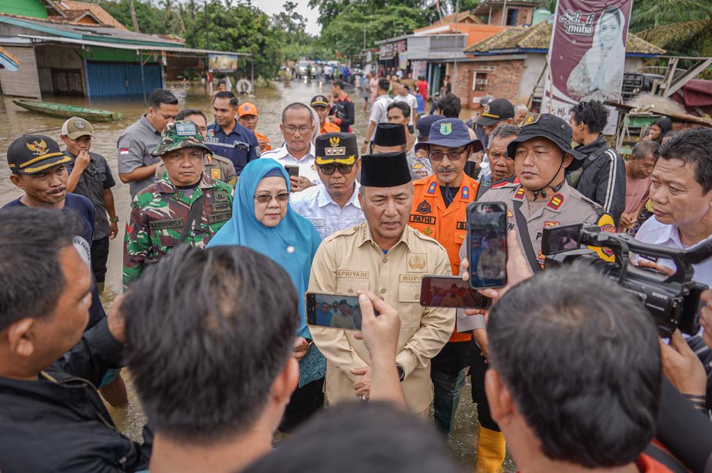 Naik Perahu, Pj H Apriyadi Tinjau serta Bantu Korban Banjir di Ulak Embacang. Imbau Warga Jaga Kesehatan