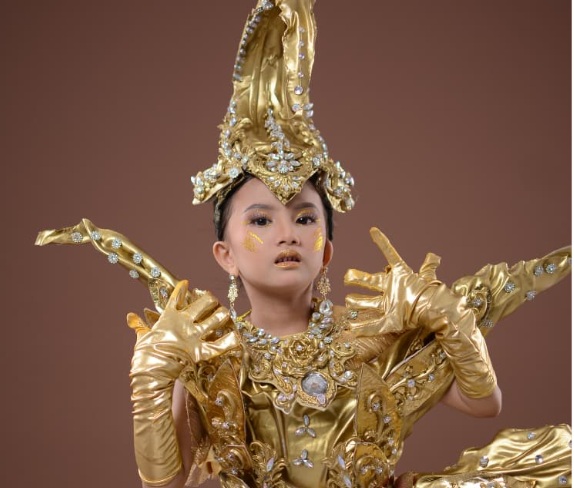 Adeeva Asheen Myeshary, Model Cilik Palembang yang Berkilau di Jogja International Kids Fashion Parade 2025