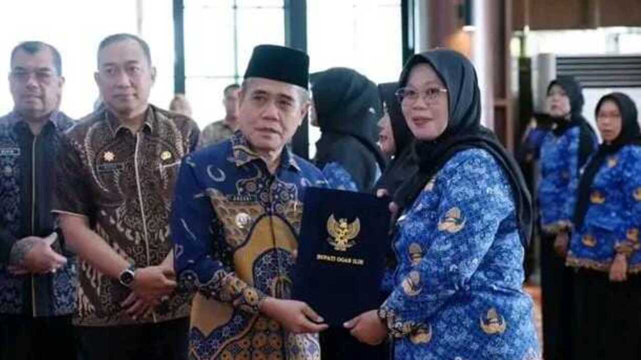 Wabup Ardani Serahkan SK Definitif 59 Kepala Sekolah di Ogan Ilir