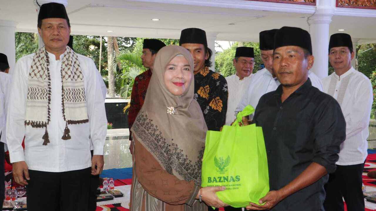 Bupati Berbuka Puasa Bersama Petugas Kebersihan