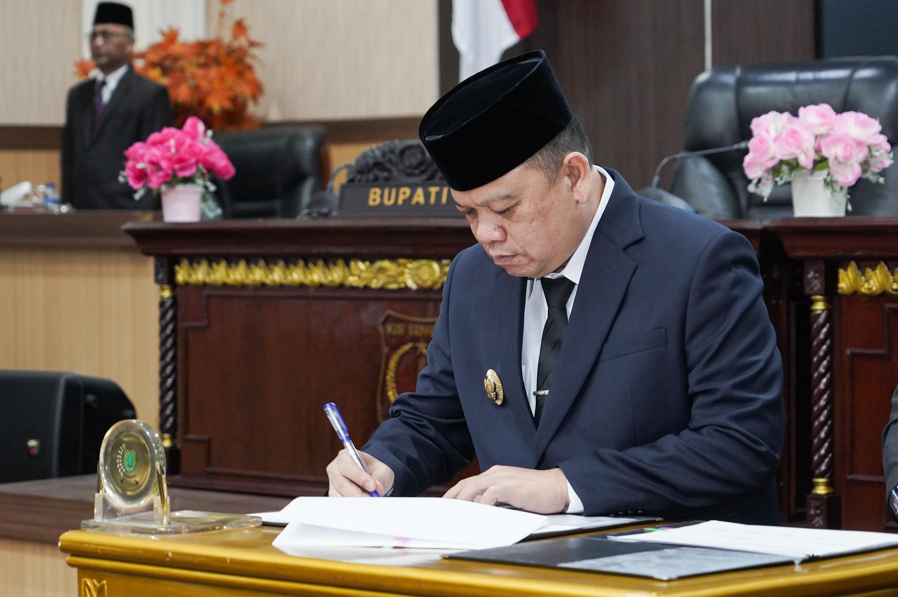 Pj Bupati Sandi Fahlepi Bersama Pimpinan DPRD Muba Tandatangani KUA dan PPAS RAPBD TA 2025