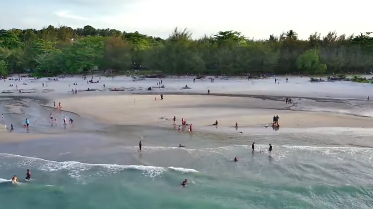 Terpanjang di Pulau Bangka, Pantai Satu Ini Memiliki Hamparan Pasir Putih Lembut Tak Terbatas!