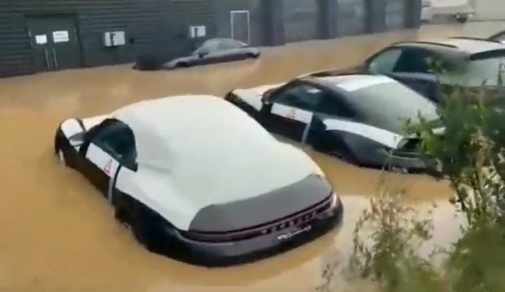 Mobil Anda Terkena Banjir? Jangan Gegabah, Begini Cara Menanganinya 
