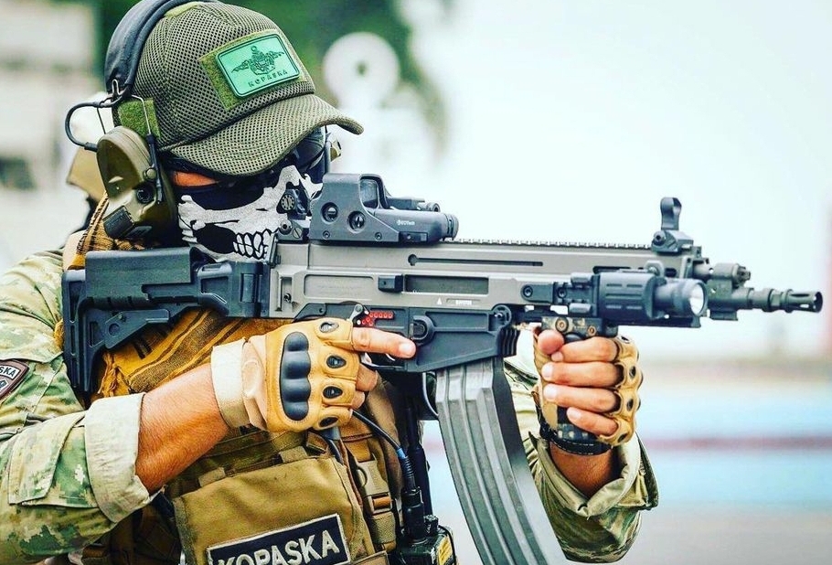 CZ 805 BREN: Senapan Serbu Elite yang Merajai Lautan - Pilihan Kopaska dan Marinir