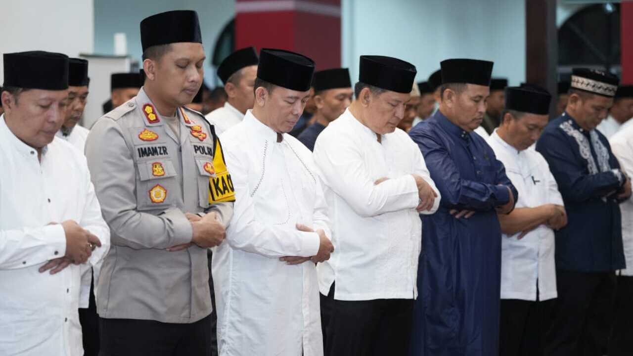 Teddy Marjito Gelar Sholat Tarawih Berjamaah  di Rumah Dinas Bupati