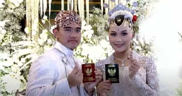 Sembari Finger Love, Kaesang dan Erina Pamer Buku Nikah