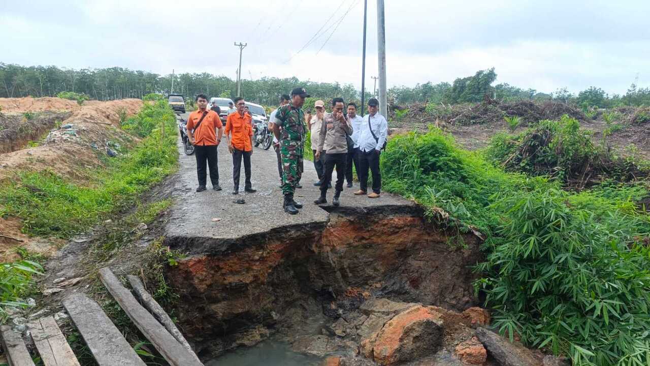 Hujan Lebat, Jalan Penghubung Desa Toman dan Toman Baru Terputus Total