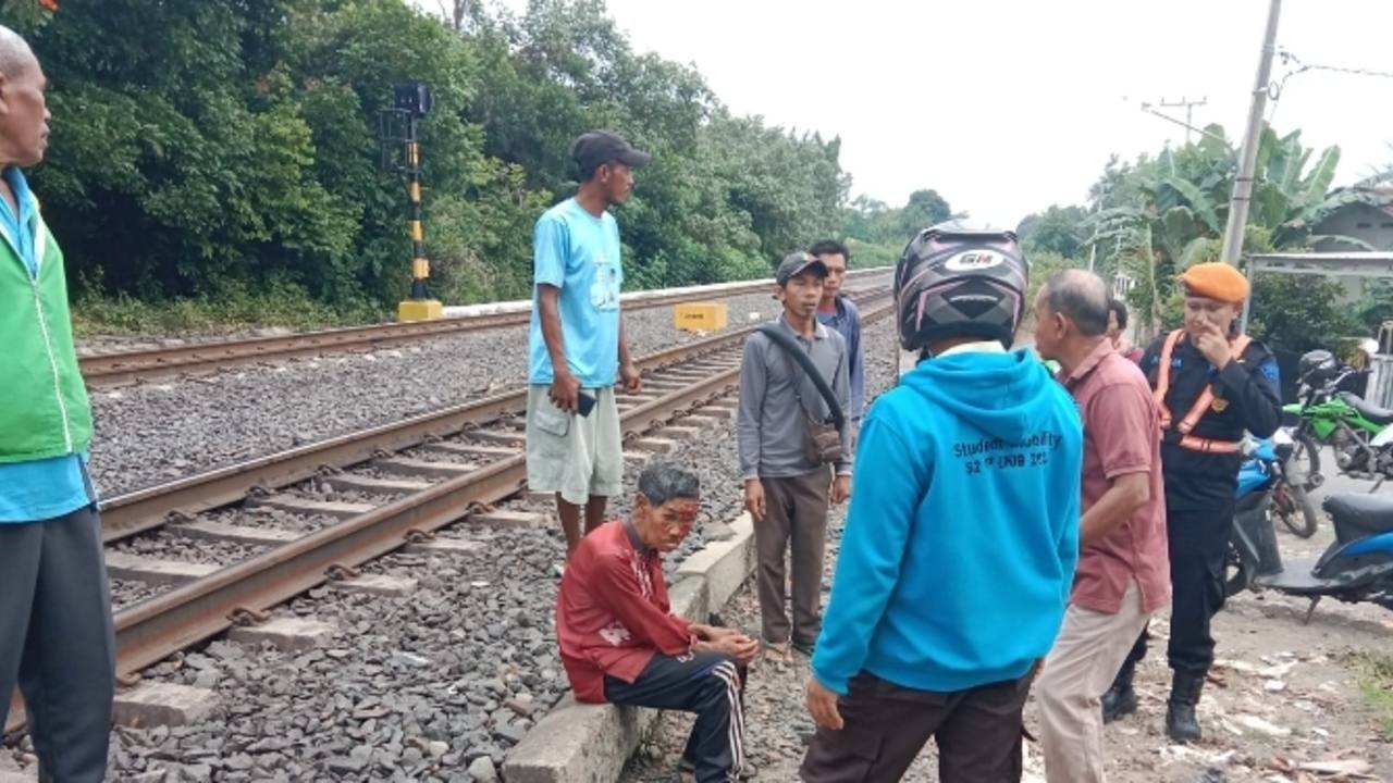 Diduga Diserempet Kereta Api,Kakek Nyaris Tewas