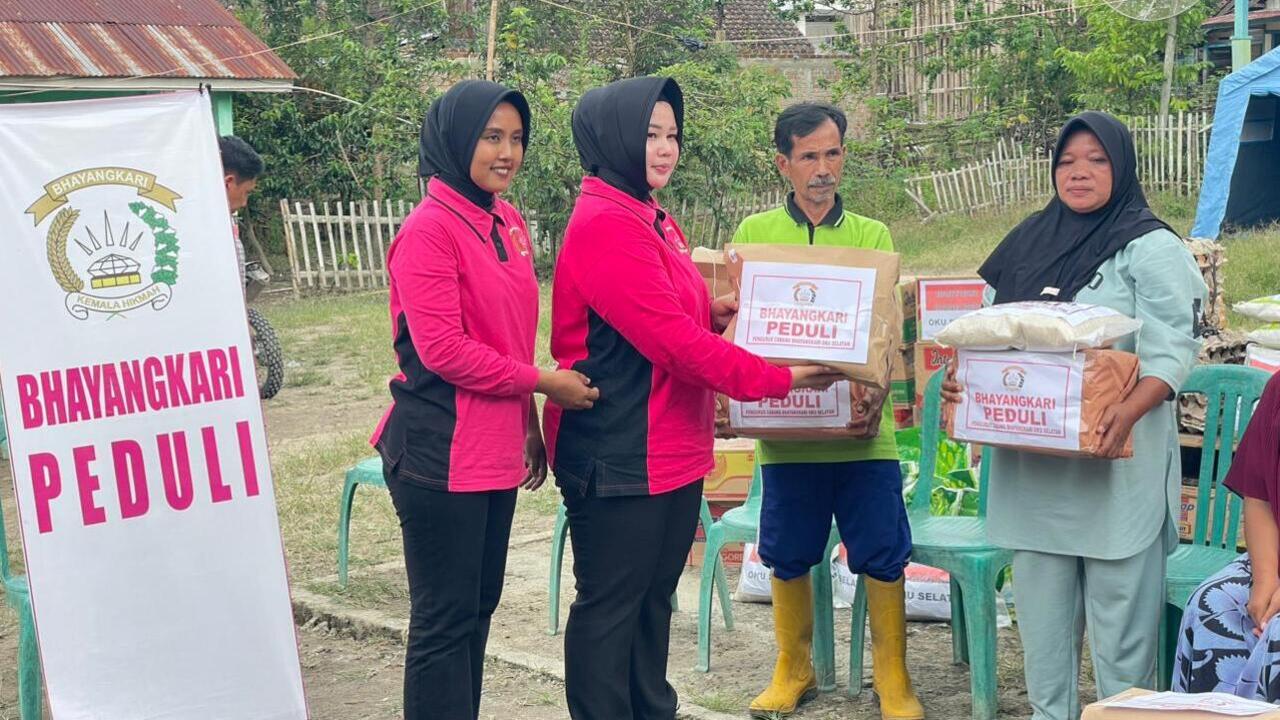 Tujuh KK Terdampak Bencana di OKU Selatan Terima Bantuan Langsung dari Polres dan Bhayangkari