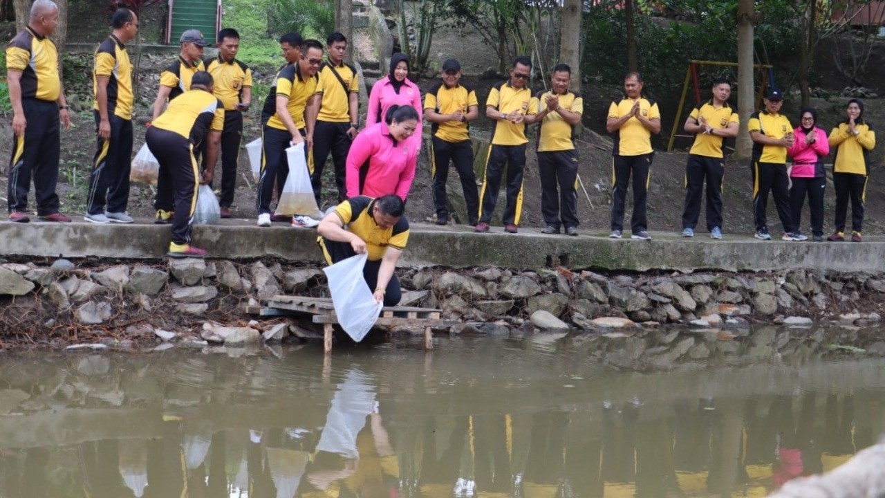 Dukung Ketahanan Pangan, Polres Prabumulih Tebar 10 Ribu Bibit Ikan dan Tanam Sayuran