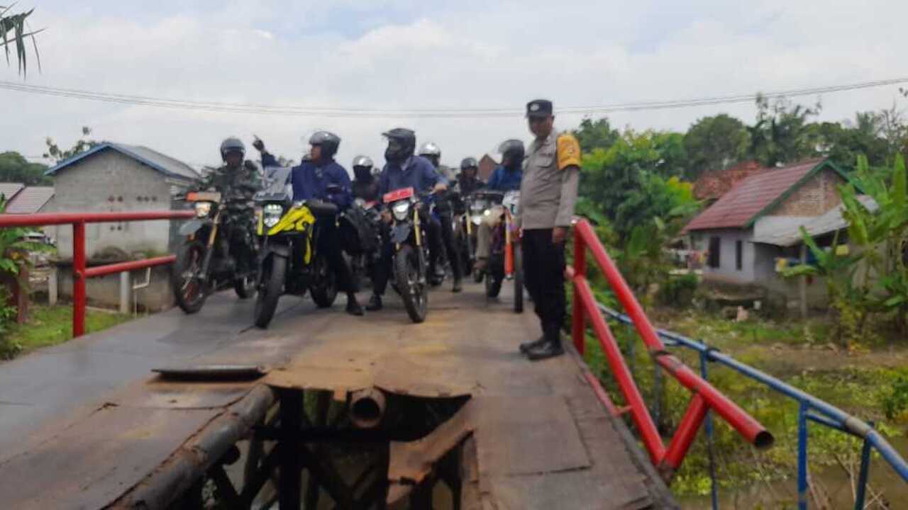 Herman Deru Tinjau Jembatan Besi Ketapang 2, Warga Minta Diganti Jembatan Beton