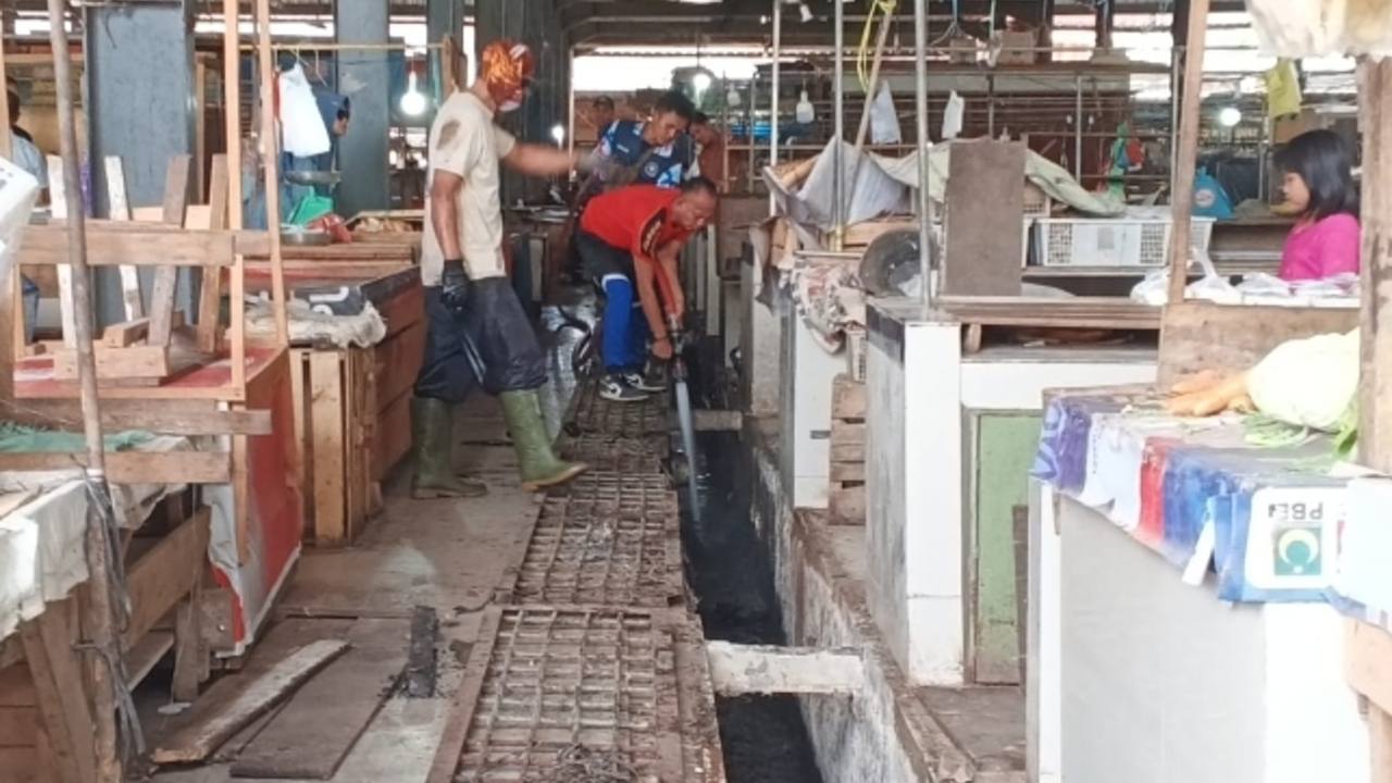 Saluran Got Mampet, Tim Gabungan Bersihkan Sampah Pasar Muara Enim