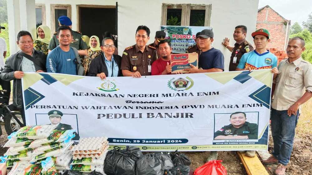 Kejari Muara Enim-PWI Bantu Sembako untuk Korban Banjir