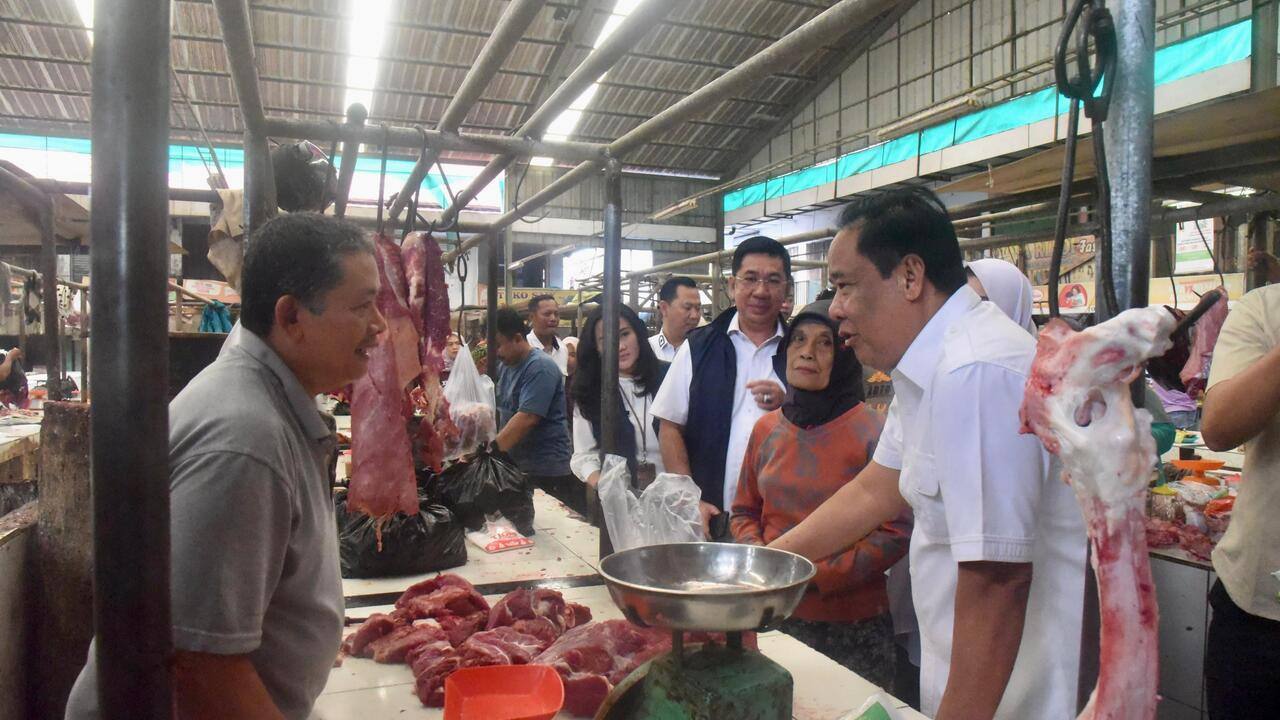 Pastikan Harga Kebutuhan Pokok Stabil Jelang Ramadhan, Plt Gubernur Cik Ujang Tinjau Pasar KM5 