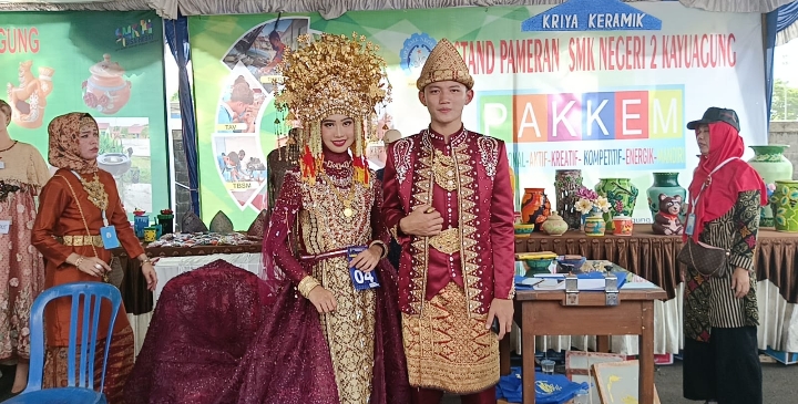 SMKN 2 Kayuagung Tampilkan Pakaian Adat Angkinan Bludru Modern