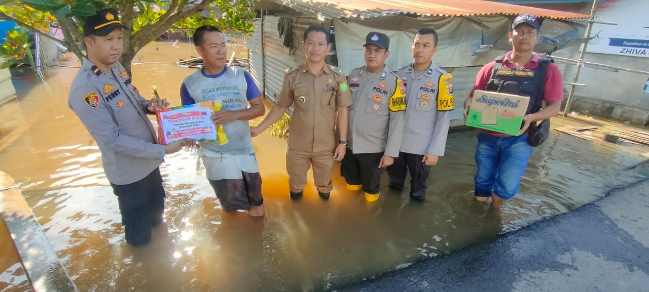 Peduli Sesama Polsek Keluang, Salurkan Bantuan ke Warga Lumpatan yang Terdampak Banjir