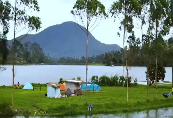 Hanya 2 jam dari Kota Bandung, Pulau Nusa Manona : Rasakan Sensasi Glamping Malam Tahun Baru di Tengah Danau