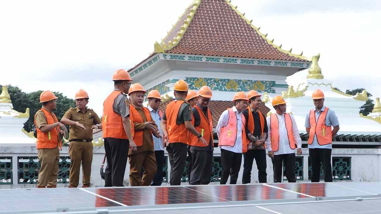 Ratu Dewa Resmikan PLTS Masjid Agung, Hemat Biaya Listrik 24 Juta Pertahun