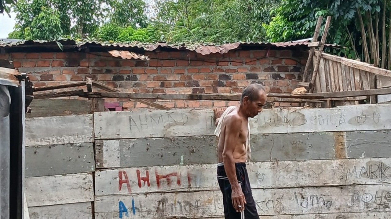 Hujan Deras dan Angin Kencang Terjang Prabumulih: Atap Rumah Tukang Ojek Melayang