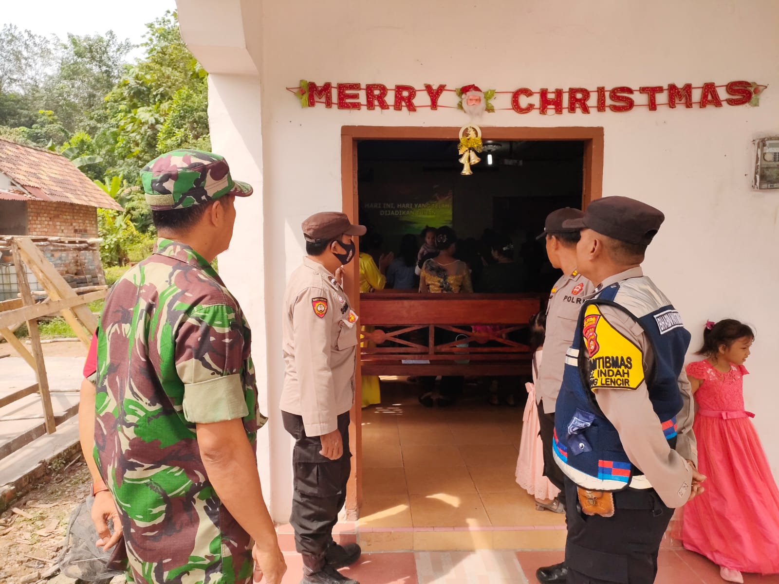 Ini Yang dilakukan Polisi dan TNI Baylen di Hari Natal