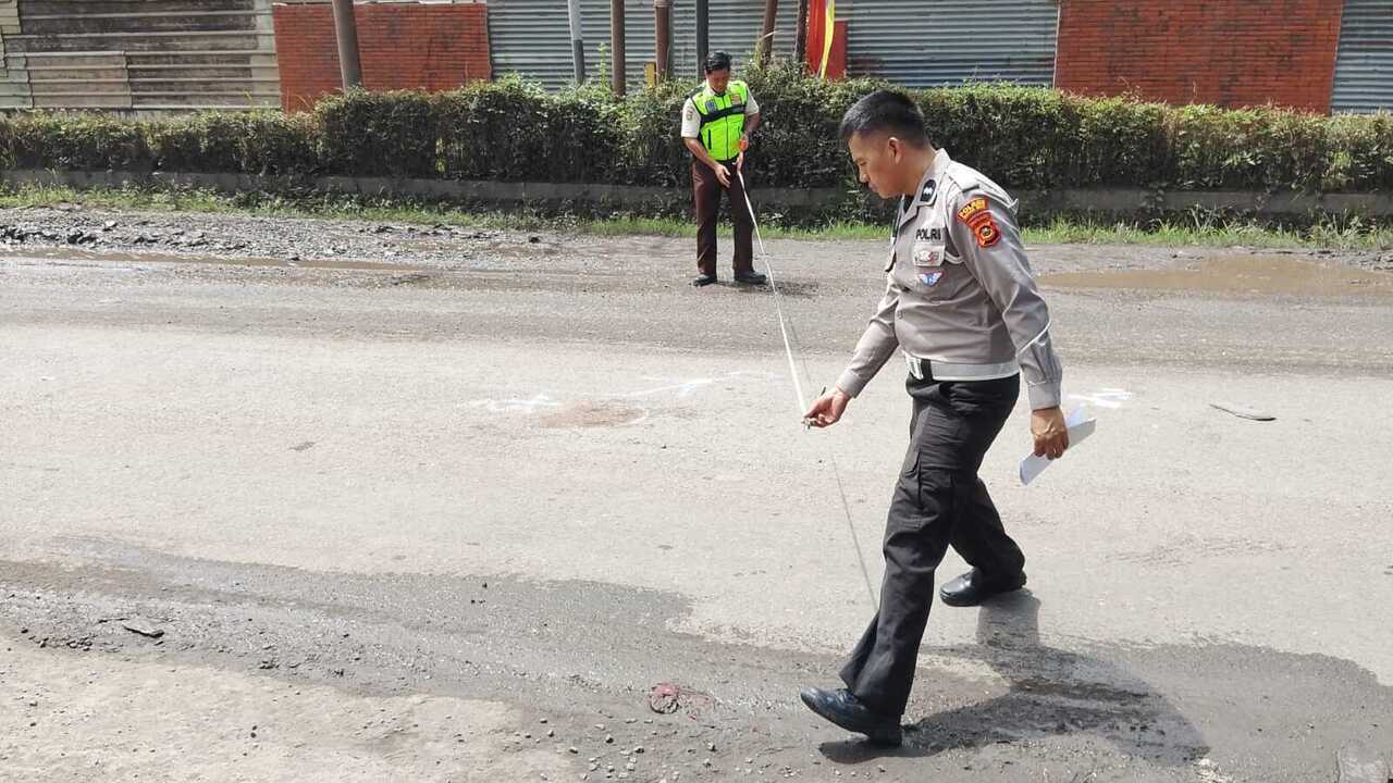 Gagal Nyalip, Pengendara Motor Luka Berat Dilindas Truk