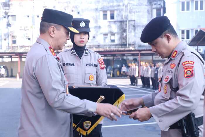 Kapolda Sumsel Serahkan Penghargaan Satu Pin Emas dan Piagam Kepada Personelnya, Berikut Nama - Namanya...