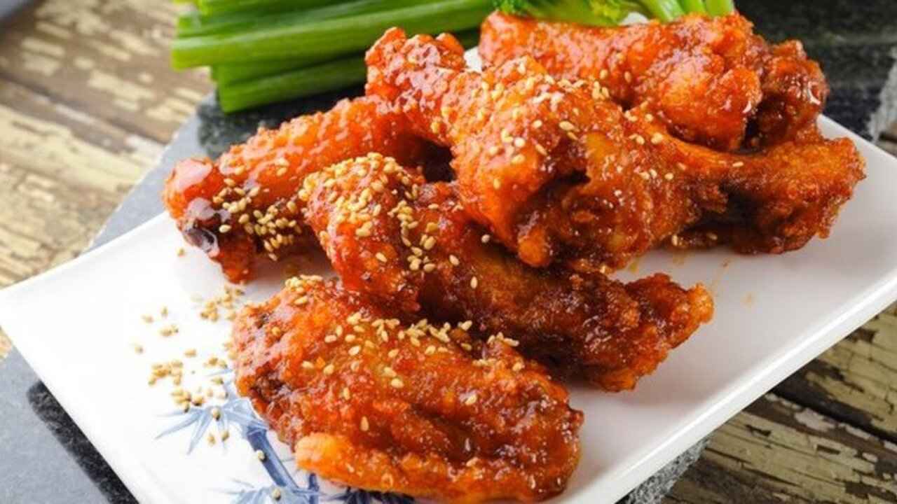 Ayam Goreng Pedas Melanda : Gerai Kuliner Ramai Diserbu Pecinta Makanan Pedas di Berbagai Daerah