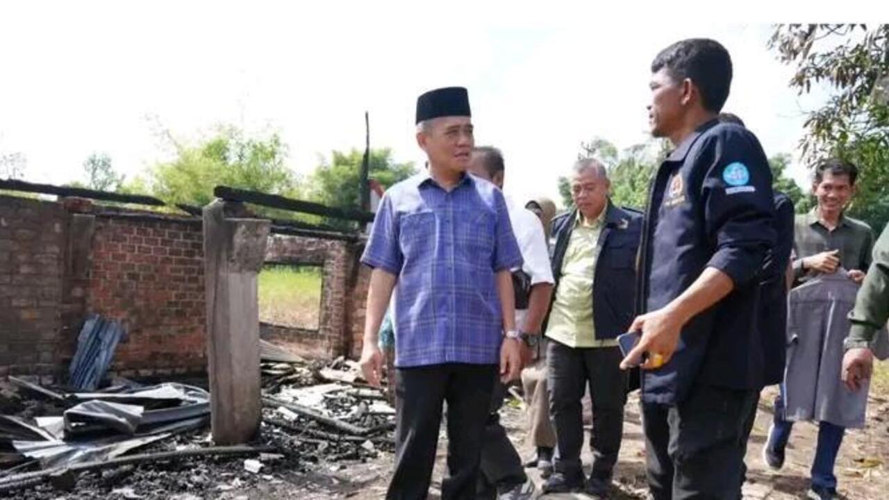 Wakil Bupati Ogan Ilir Tinjau Lokasi Kebakaran Rumah Wartawan di Pulau Semambu