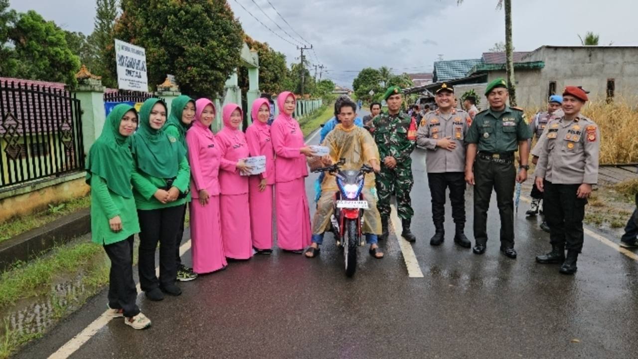 TNI-Polri Kompak Gelar Kegiatan  Berbagi Takjil 