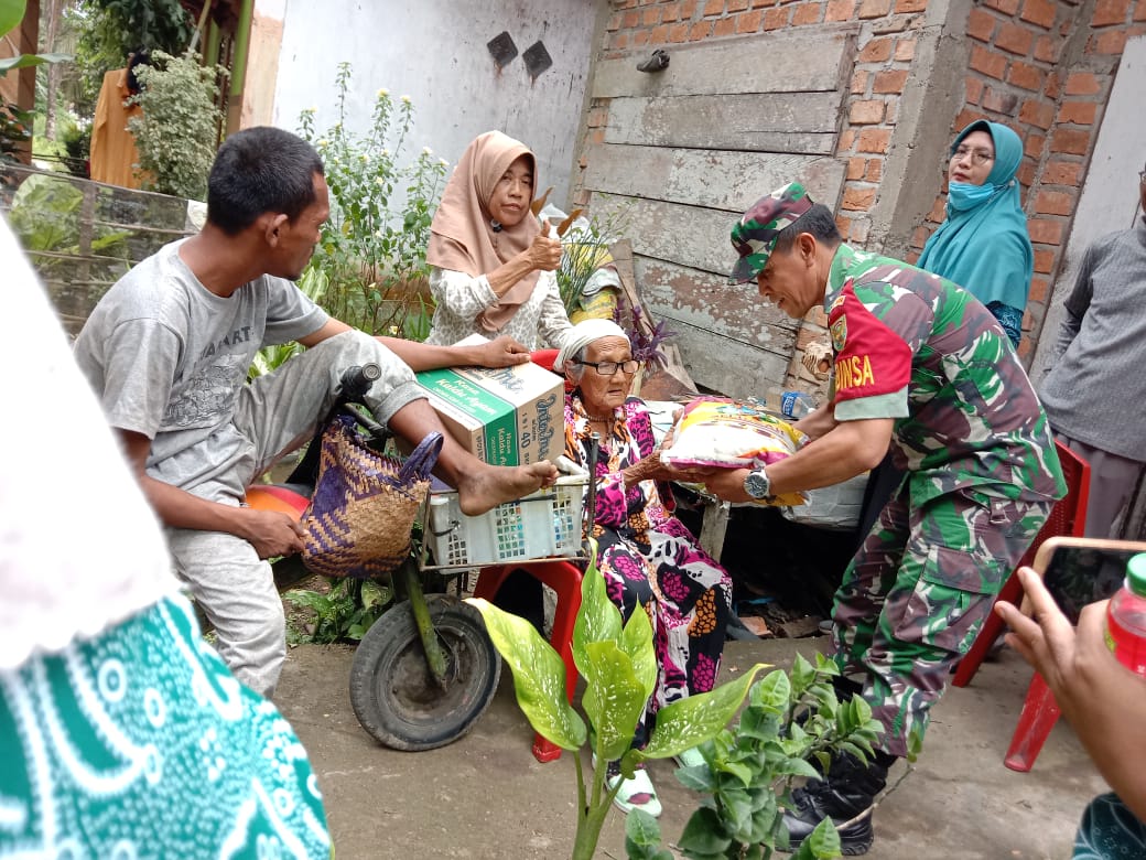 Berbagi Tali Asih di Muara Rupit, Serma Abdul Kadir Senang Lihat Senyum Bahagia Warga