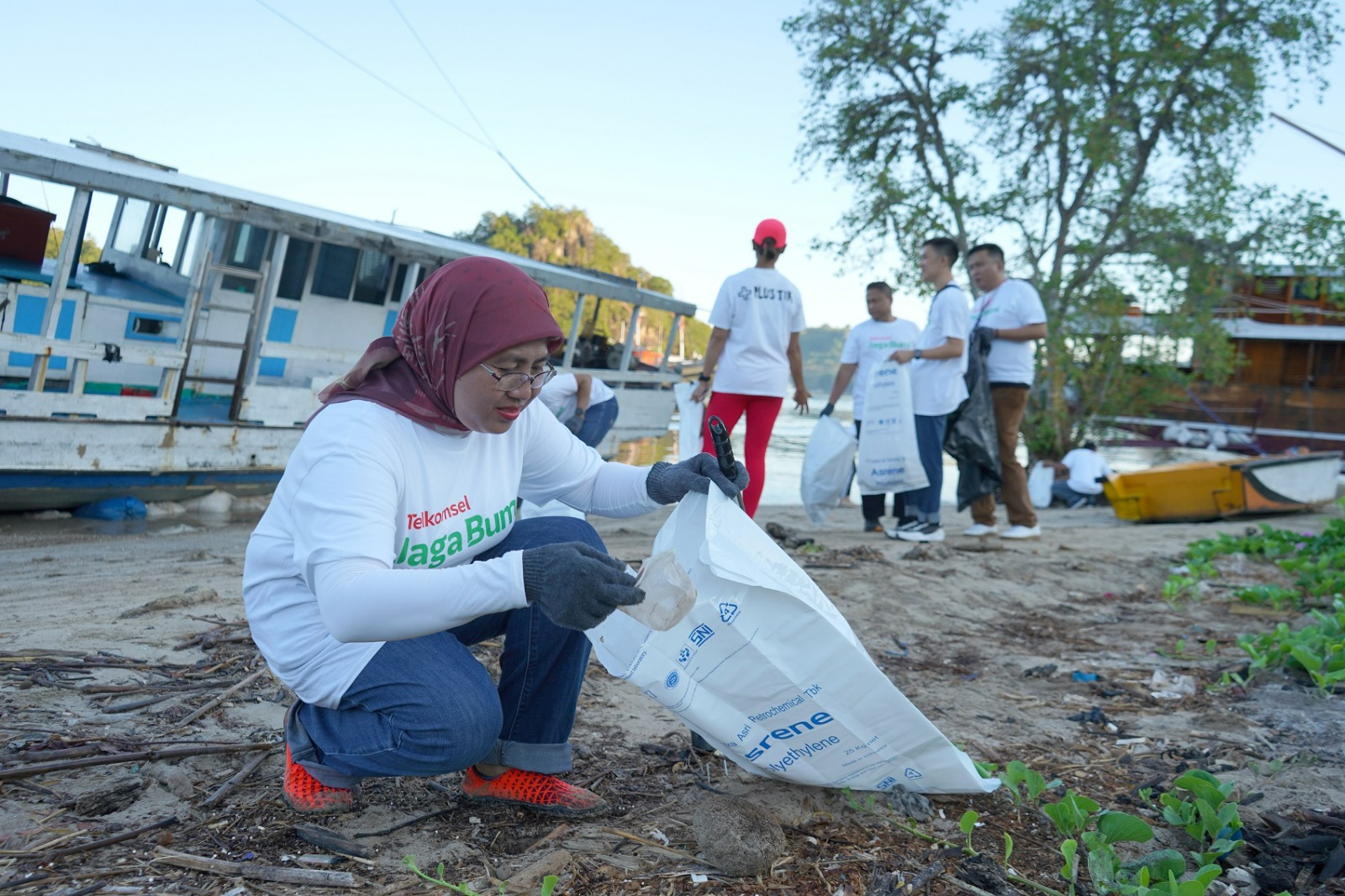 Labuan Bajo Darurat Sampah, Telkomsel-PlusTik Bersih-bersih Kumpulkan 1,4 Ton Sampah 