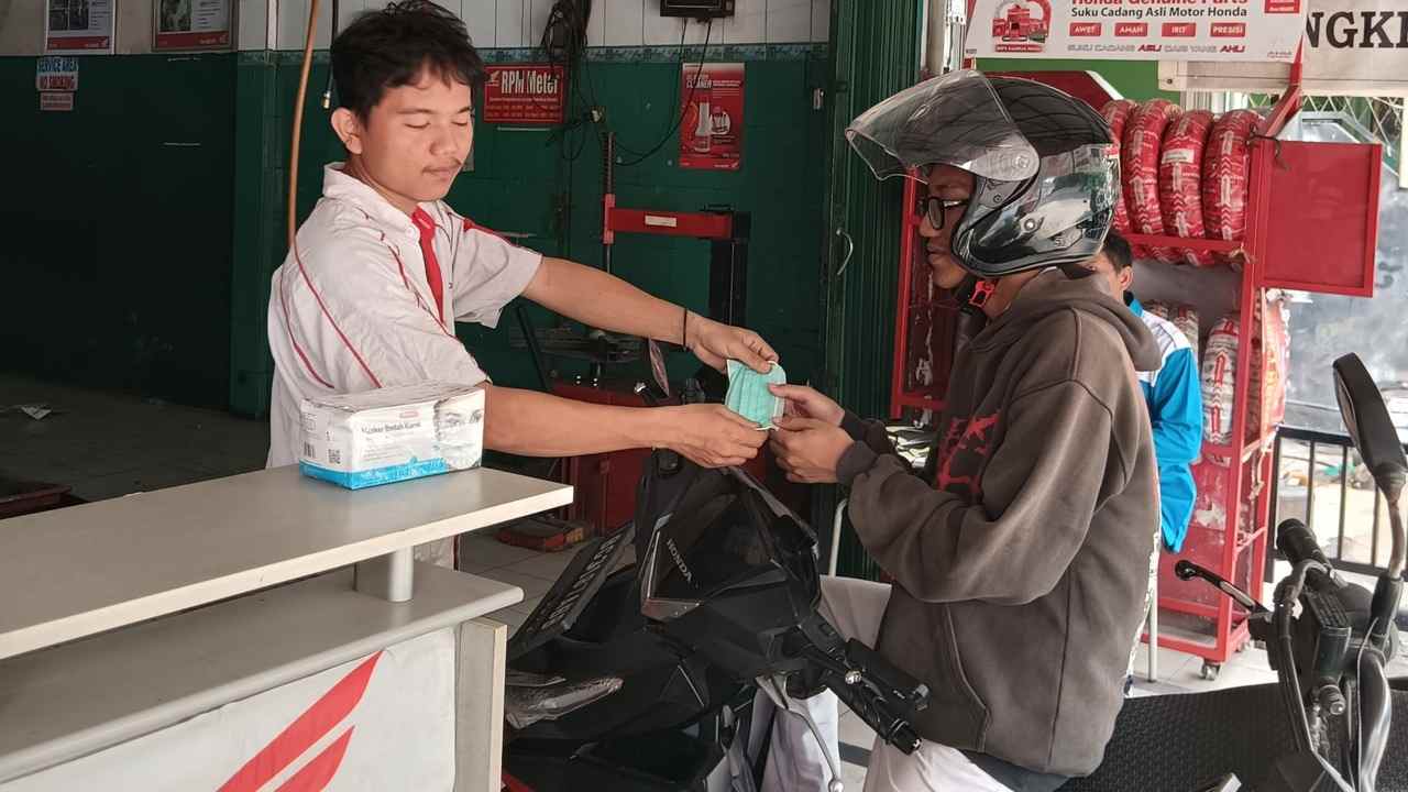 AHASS Sumsel Bagikan Masker Gratis di Tengah Kabut Asap