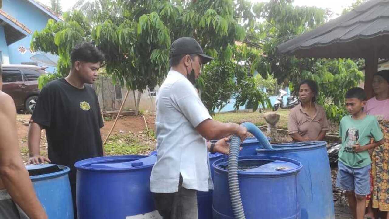 Ratusan Pelanggan Kesulitan Air Bersih, Perumda Tirta Prabujaya Kirim Air Bersih Gratis