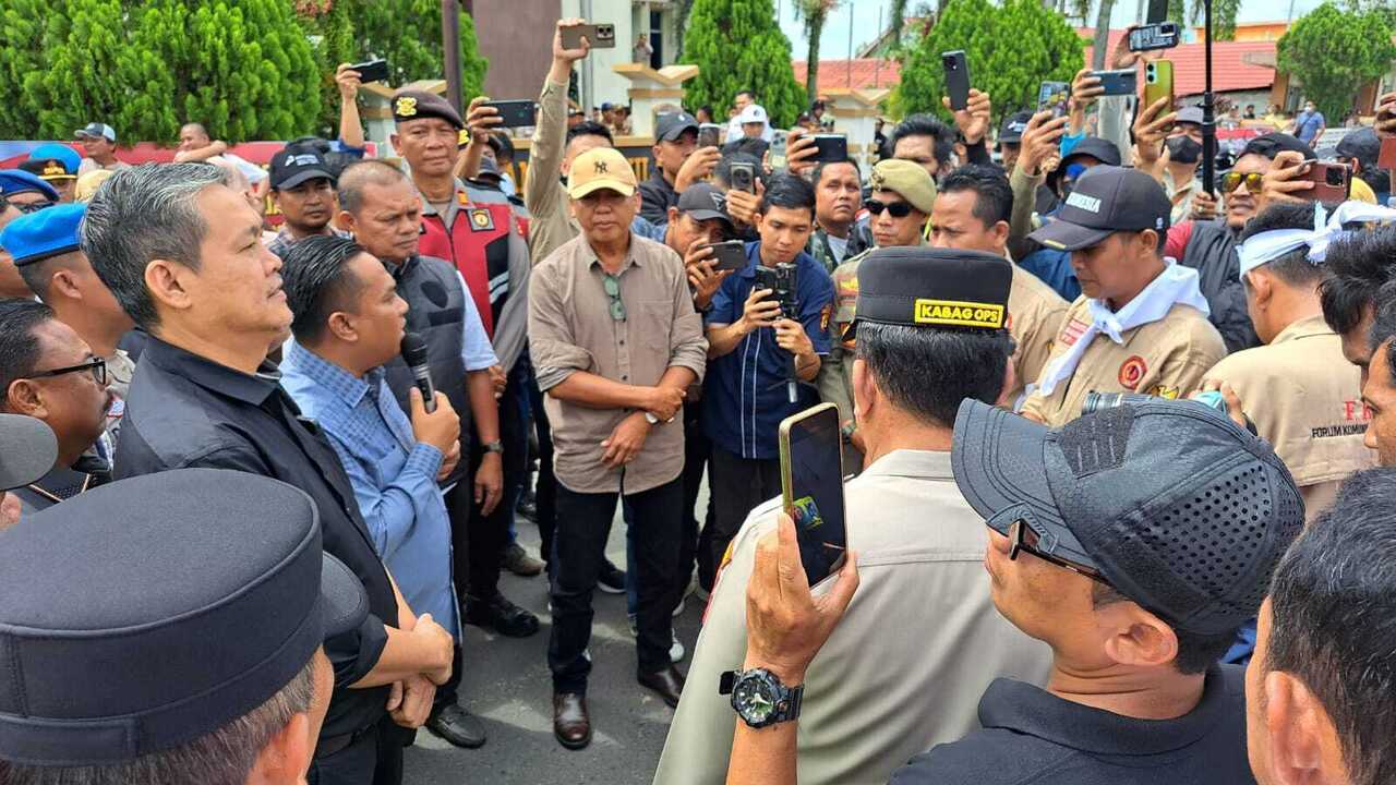 Gelar Aksi Unjuk Rasa di Gedung DPRD Prabumulih, FKPP: Mereka itu Wakil Kami, Kami ini Bos Mereka