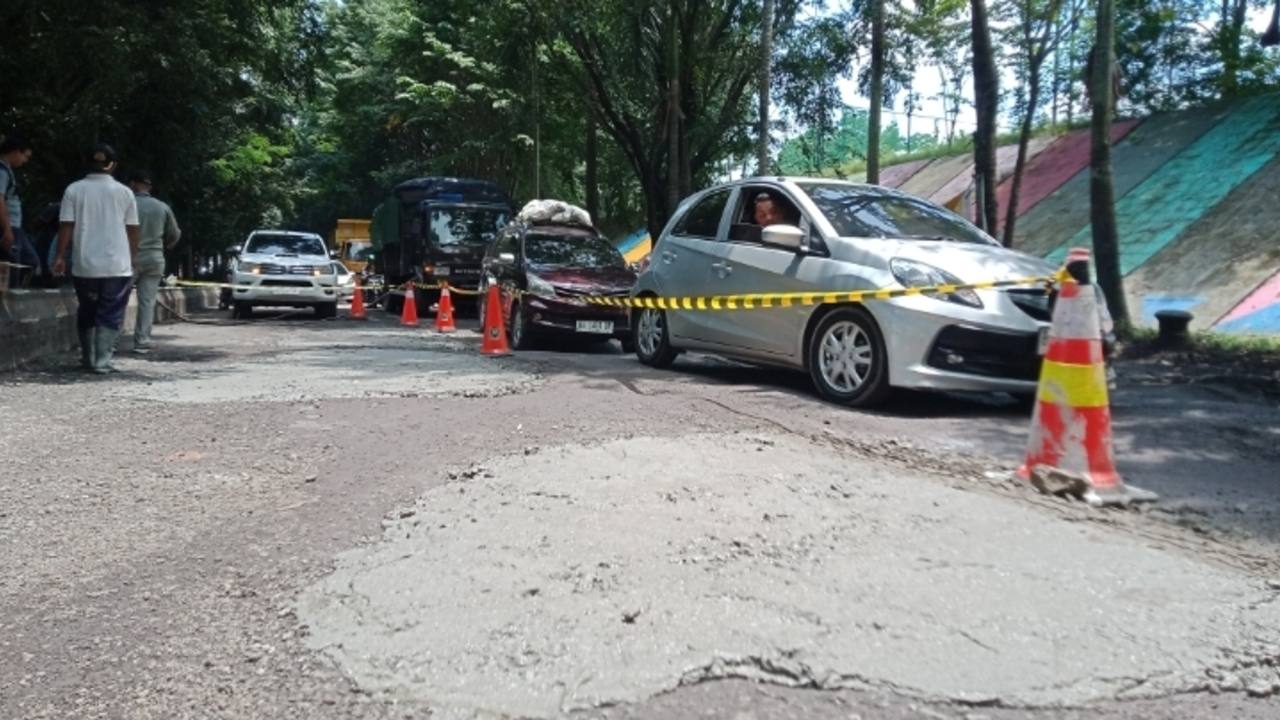 Jalan Nasional Rusak, Dinas PUPR Muara Enim Lakukan Perbaikan Darurat