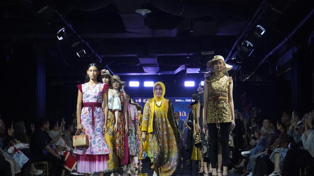 UMKM Binaan Pusri Tampil Memukau di  Fashion Show Kelana Wastra Indonesia 2024