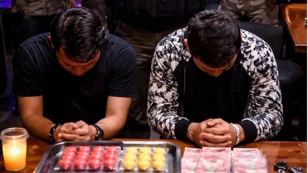 Dua Pengedar Ekstasi Diciduk Polisi dalam Penggerebekan Cafe di Petanang