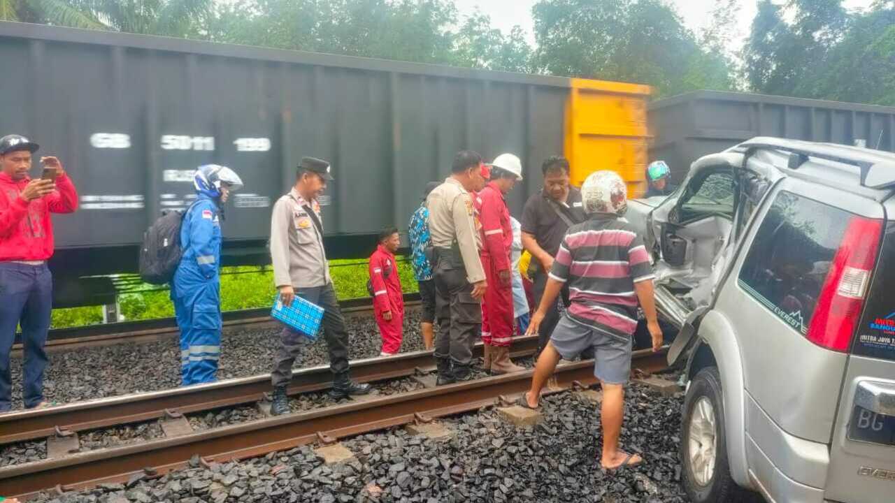 Diseruduk Babaranjang, Dua Wanita Muda Pengendara Ford Alami Trauma