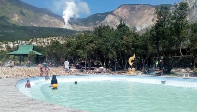 Kolam Pemandian Air Panas Gunung Papandayan Menawarkan Keindahan Alam yang Memukau