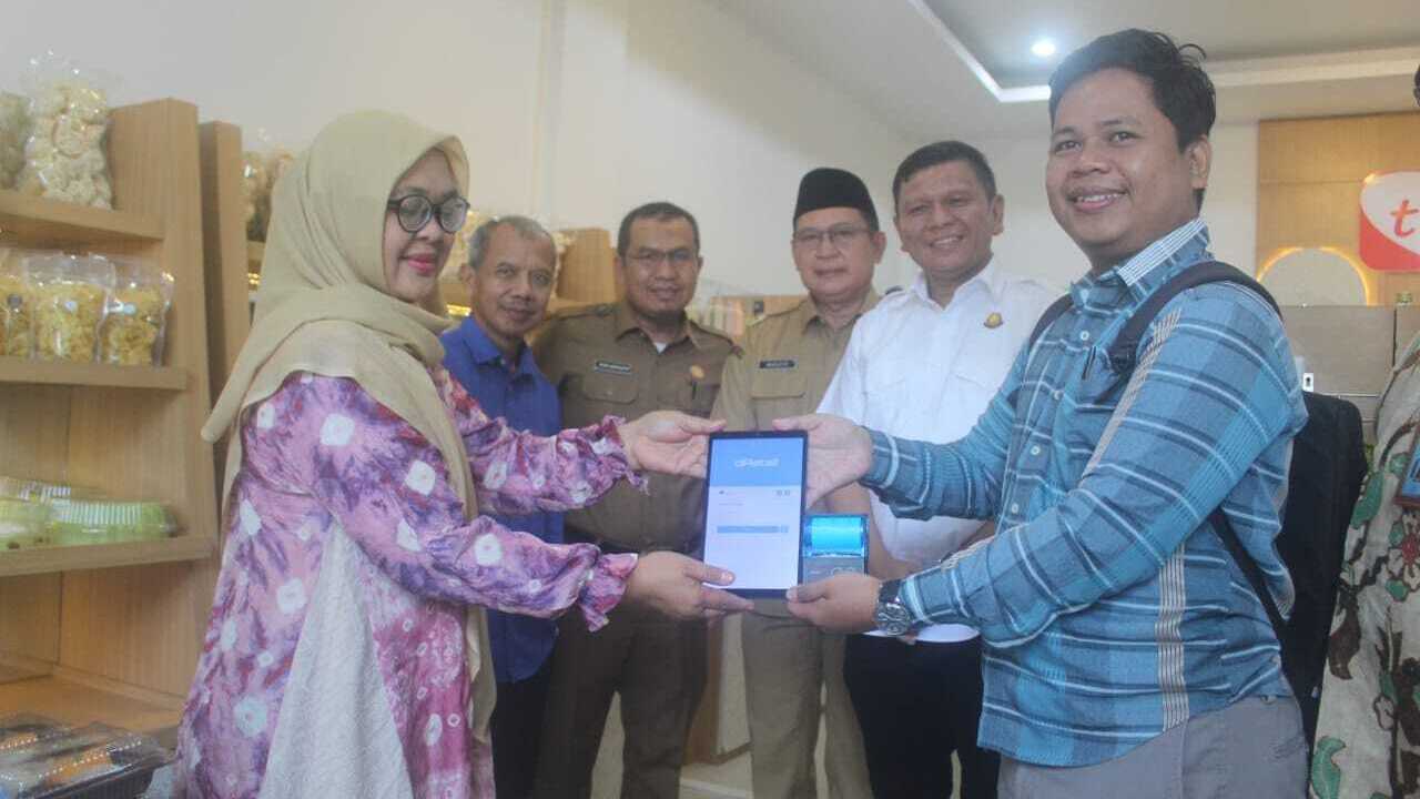 Wabup OKU Pasang Tapping Box di Sejumlah Tempat Usaha
