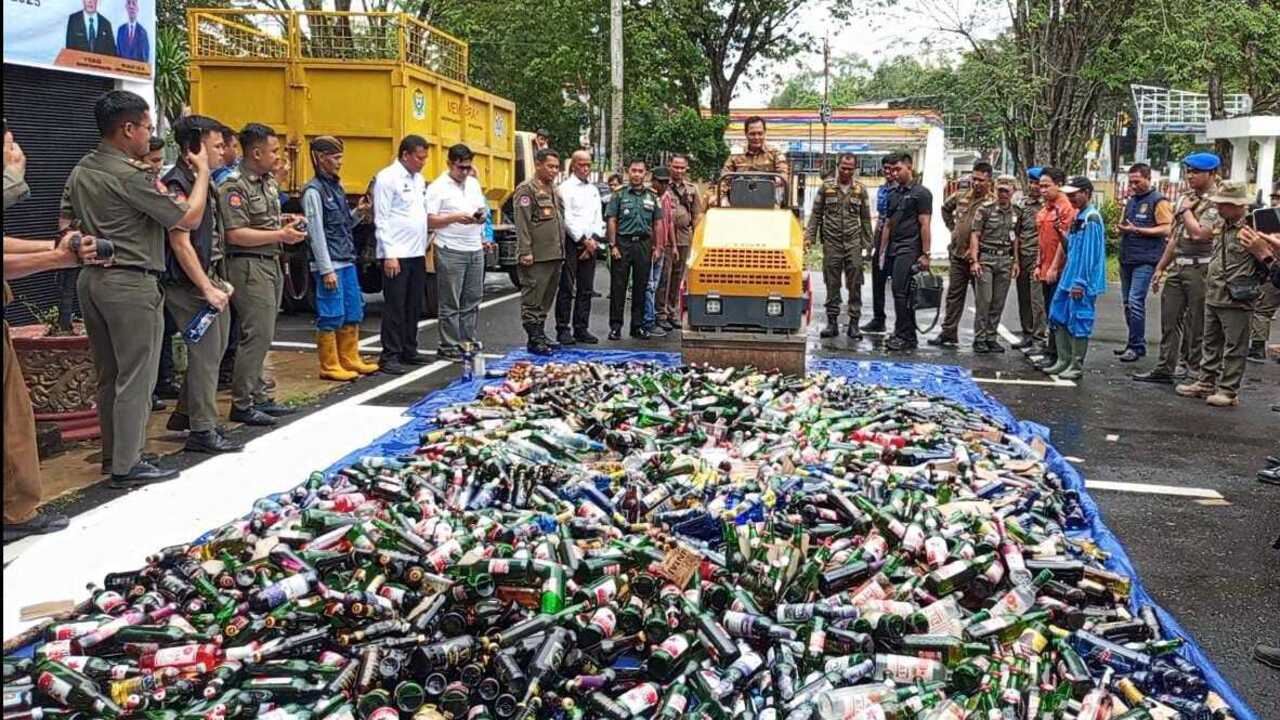 Jelang Tahun Baru, Musnahkan 2.220 Botol Miras